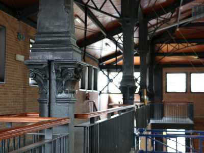 Ancora oggi al suo interno si nascondono bellissimi particolari quali dei capitelli in stile corinzio in ghisa che decorano tutto l�impianto